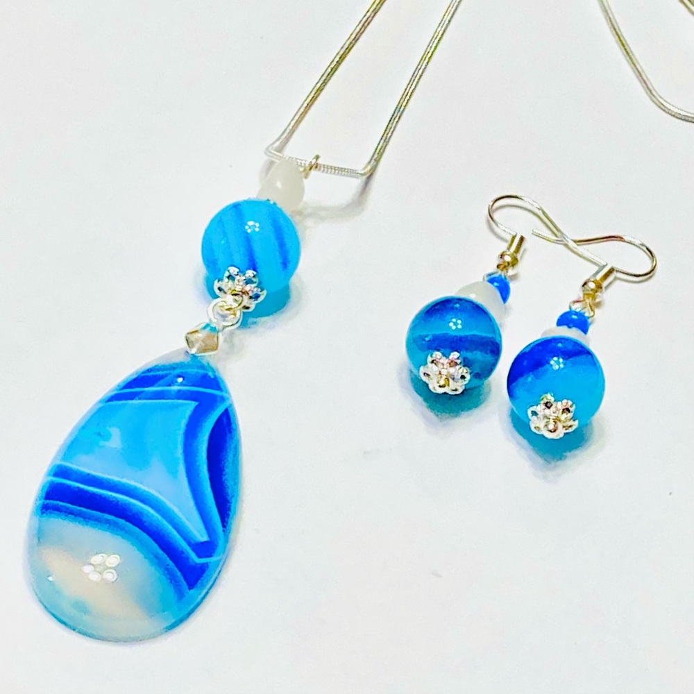 Coordinated Set Onyx Stone Pendant With Moonstone Necklace & Matching Earrings🦋 - Picture 13 of 14